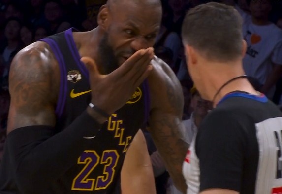 股票配资推荐 肯纳德三分命中同时再造狄龙犯规 詹姆斯提示裁判回看后也没升级